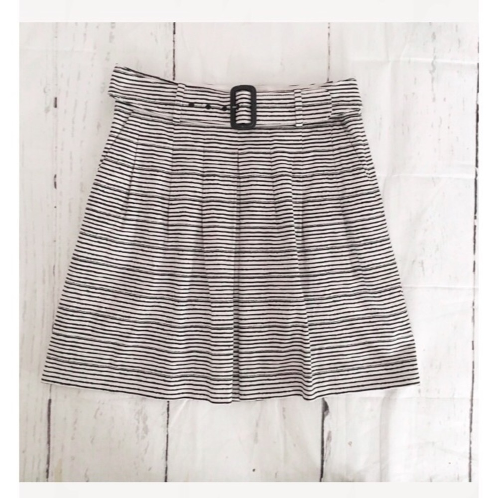 Outback Red Black White Pleated Skirt Size 2
